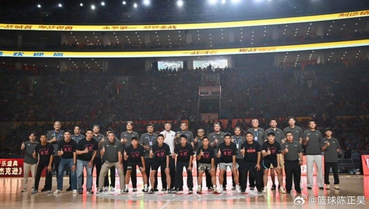 东莞108-73深圳夺粤BA冠军 解说晒名宿合影：徐杰配这阵容能刷30助攻