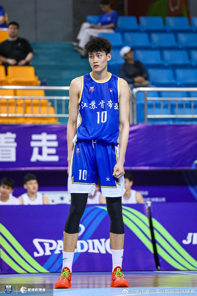 中国U21篮板王吴嘉浩签约西甲穆尔西亚