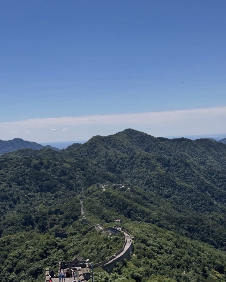 马德鲁加晒长城打卡照：世界七大奇迹之一名不虚传
