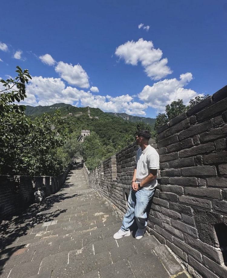 马德鲁加晒长城打卡照：世界七大奇迹之一名不虚传