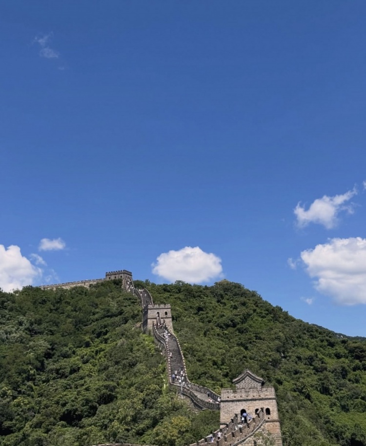 马德鲁加晒长城打卡照：世界七大奇迹之一名不虚传