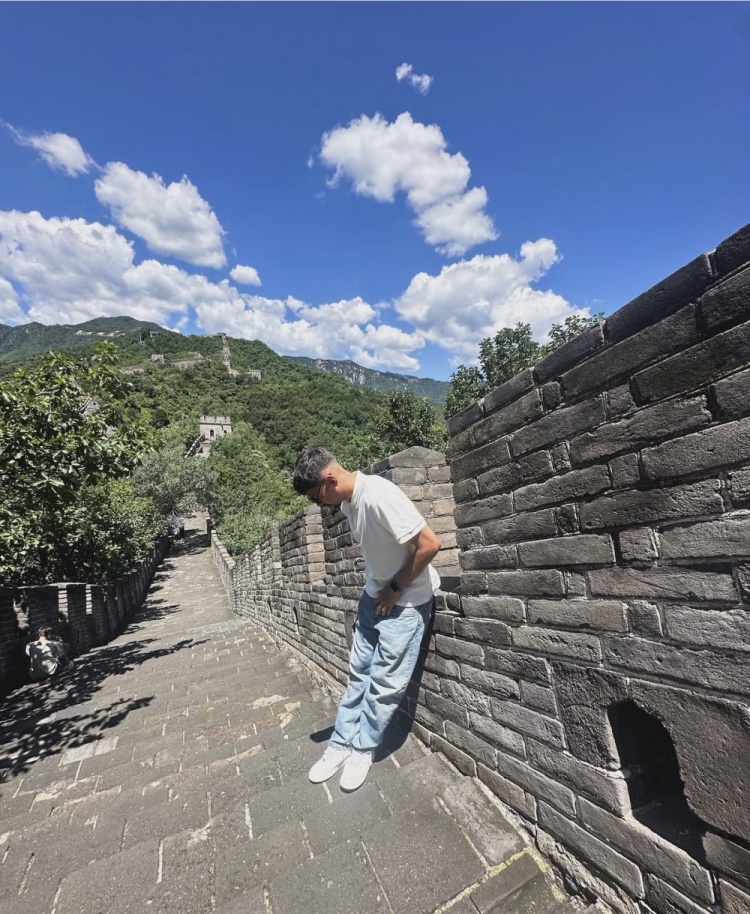 马德鲁加晒长城打卡照：世界七大奇迹之一名不虚传
