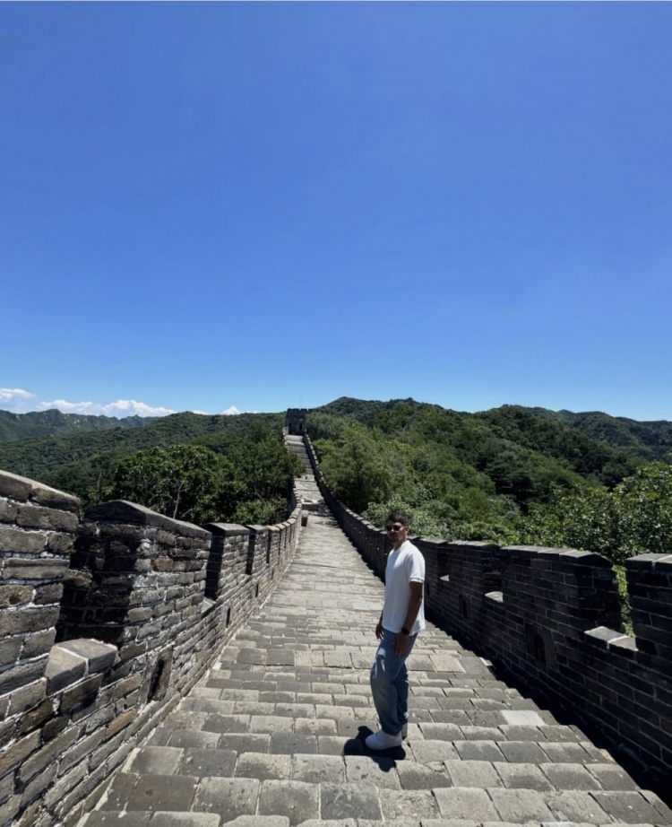马德鲁加晒长城打卡照：世界七大奇迹之一名不虚传
