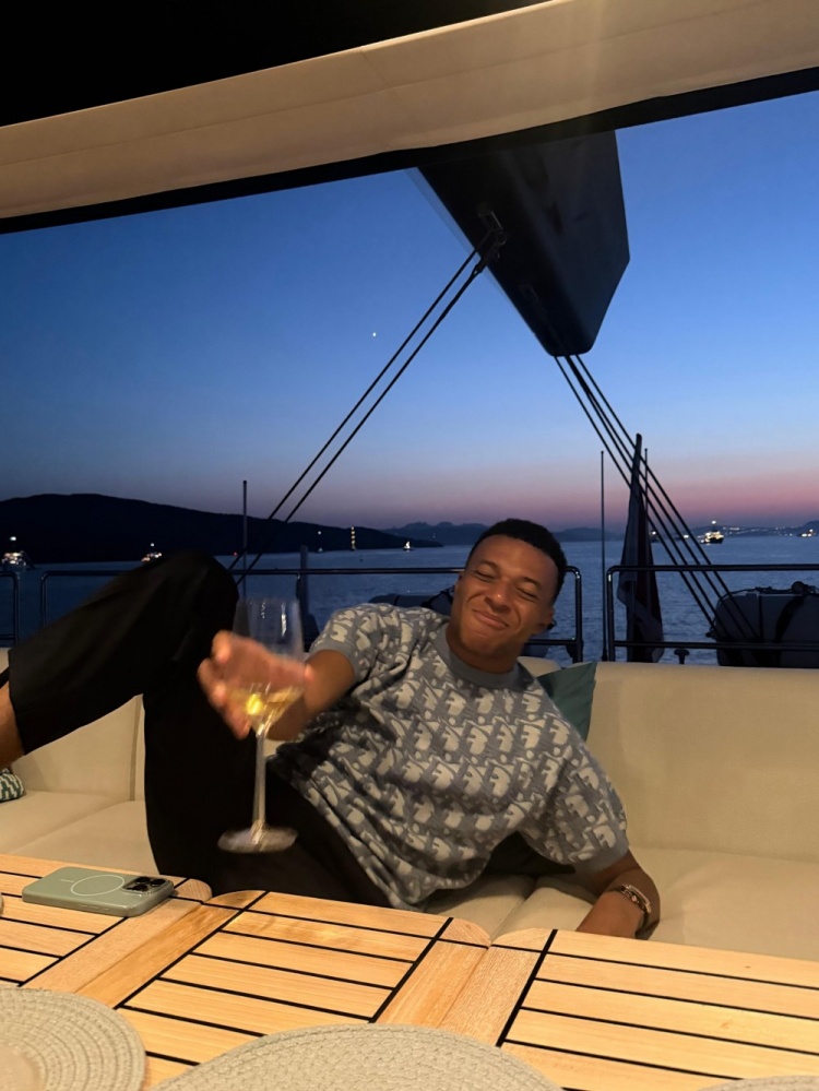 姆巴佩社媒晒度假照:游艇潜水逛街,世界杯后开启恢复模式 姆巴佩社媒晒度假照:游艇潜水逛街,世界杯后开启恢复模式