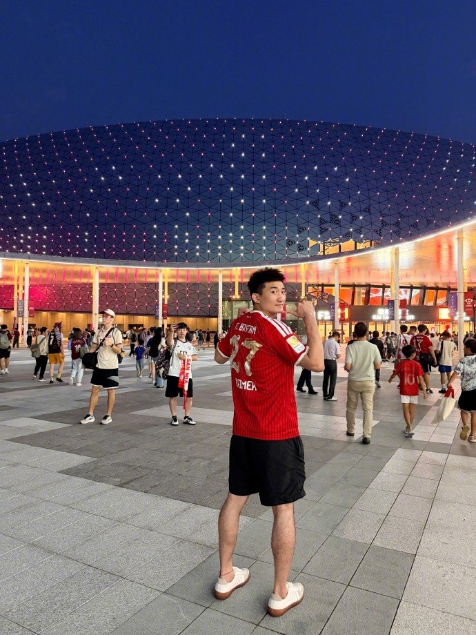 孙铭徽穿莱默尔特别版球衣现身拜仁季前赛 孙铭徽穿莱默尔特别版球衣现身拜仁季前赛