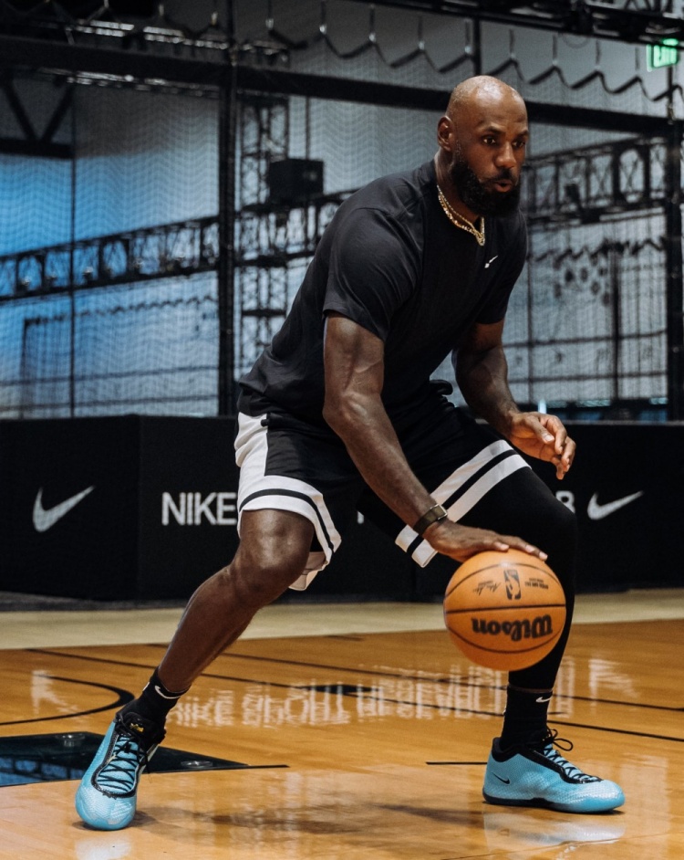 詹姆斯晒LeBron 24上脚训练照:史上最轻正代已量产 詹姆斯晒LeBron 24上脚训练照:史上最轻正代已量产