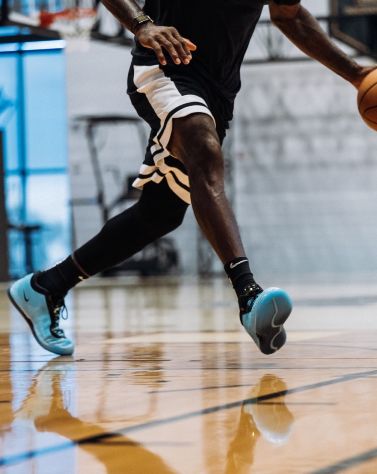 詹姆斯晒LeBron 24上脚训练照:史上最轻正代已量产 詹姆斯晒LeBron 24上脚训练照:史上最轻正代已量产