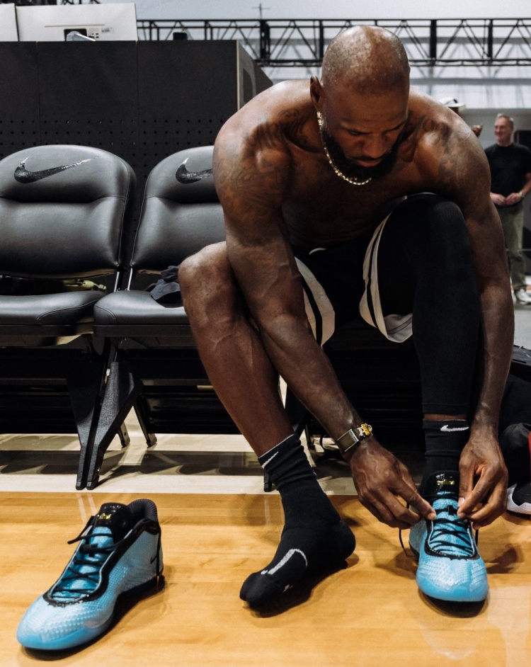 詹姆斯晒LeBron 24上脚训练照：史上最轻正代已量产