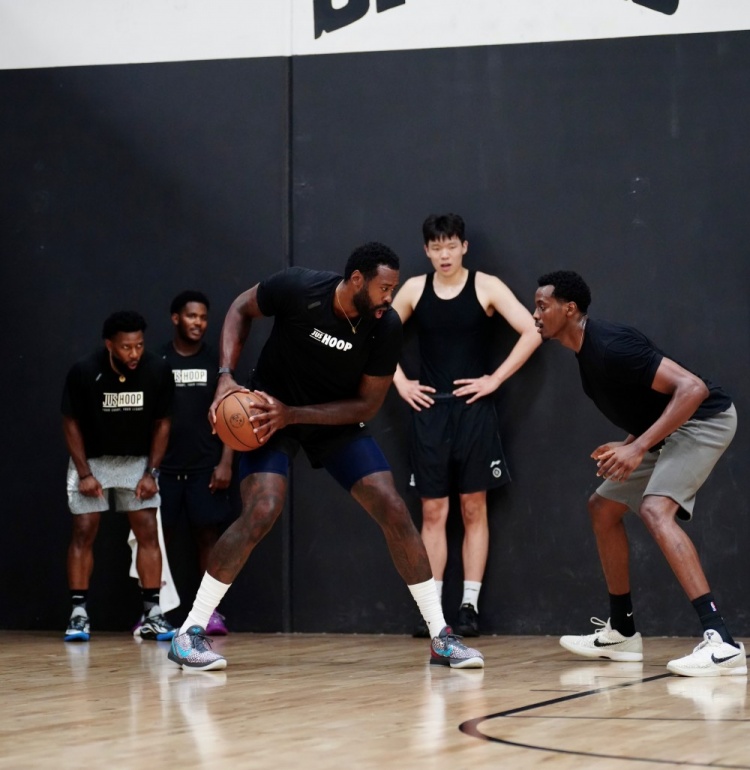 杨瀚森同场合练小乔丹与3J 训练师列现代内线八项必修课