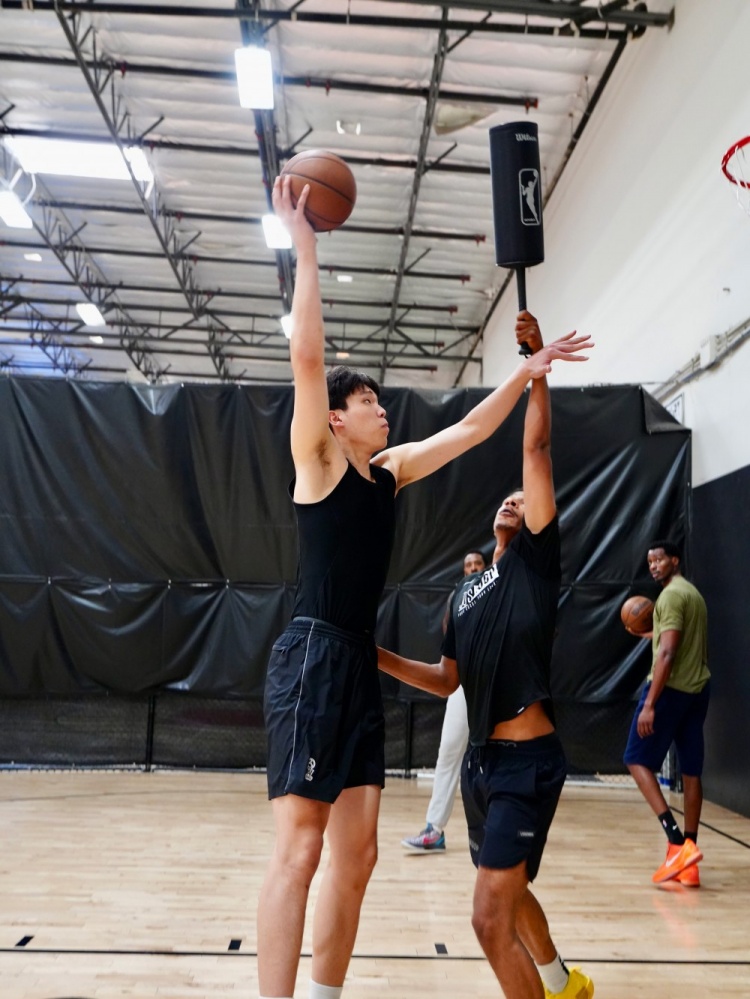 杨瀚森同场合练小乔丹与3J 训练师列现代内线八项必修课