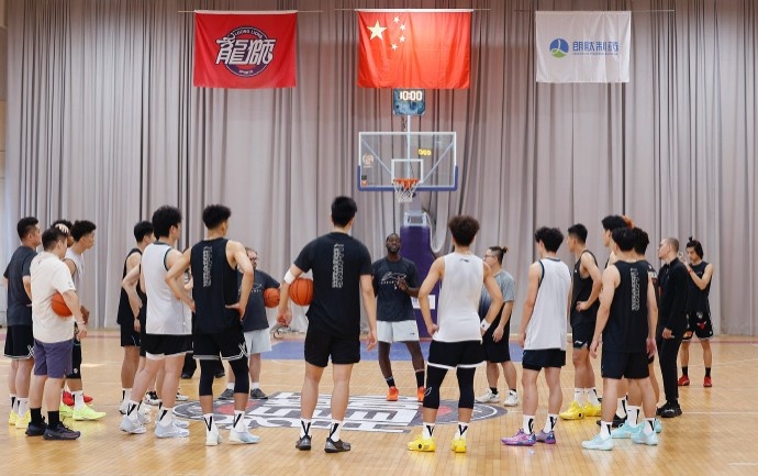 凌晨落地下午带队 广州龙狮新帅帕金斯首训无缝衔接