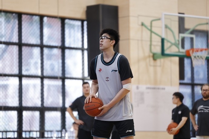 凌晨落地下午带队 广州龙狮新帅帕金斯首训无缝衔接