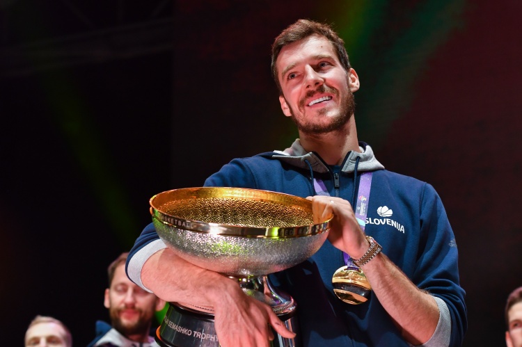 奥拉朱旺领衔国际球员80大，姚明第18，文班仅第50