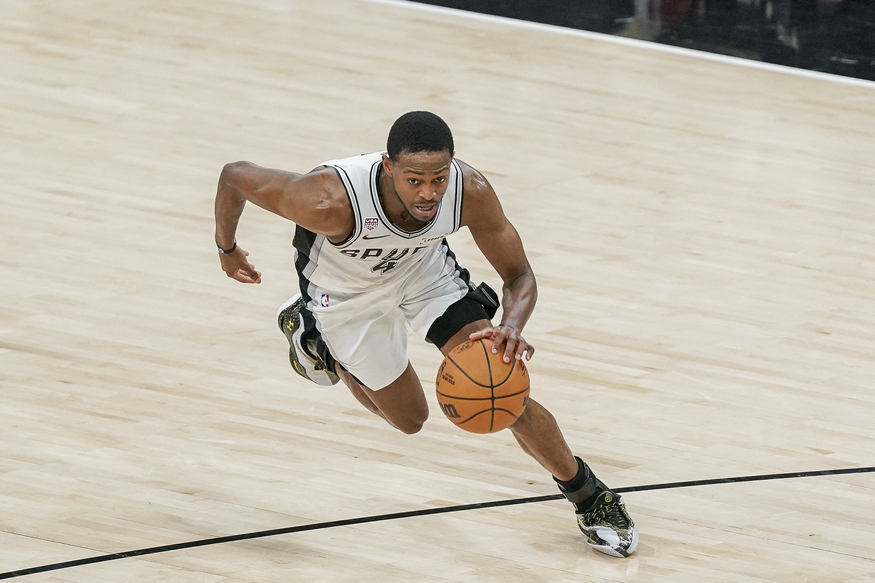 季后赛限制对方油漆区命中率：福克斯41.1%居首 哈滕0.1%之差紧随