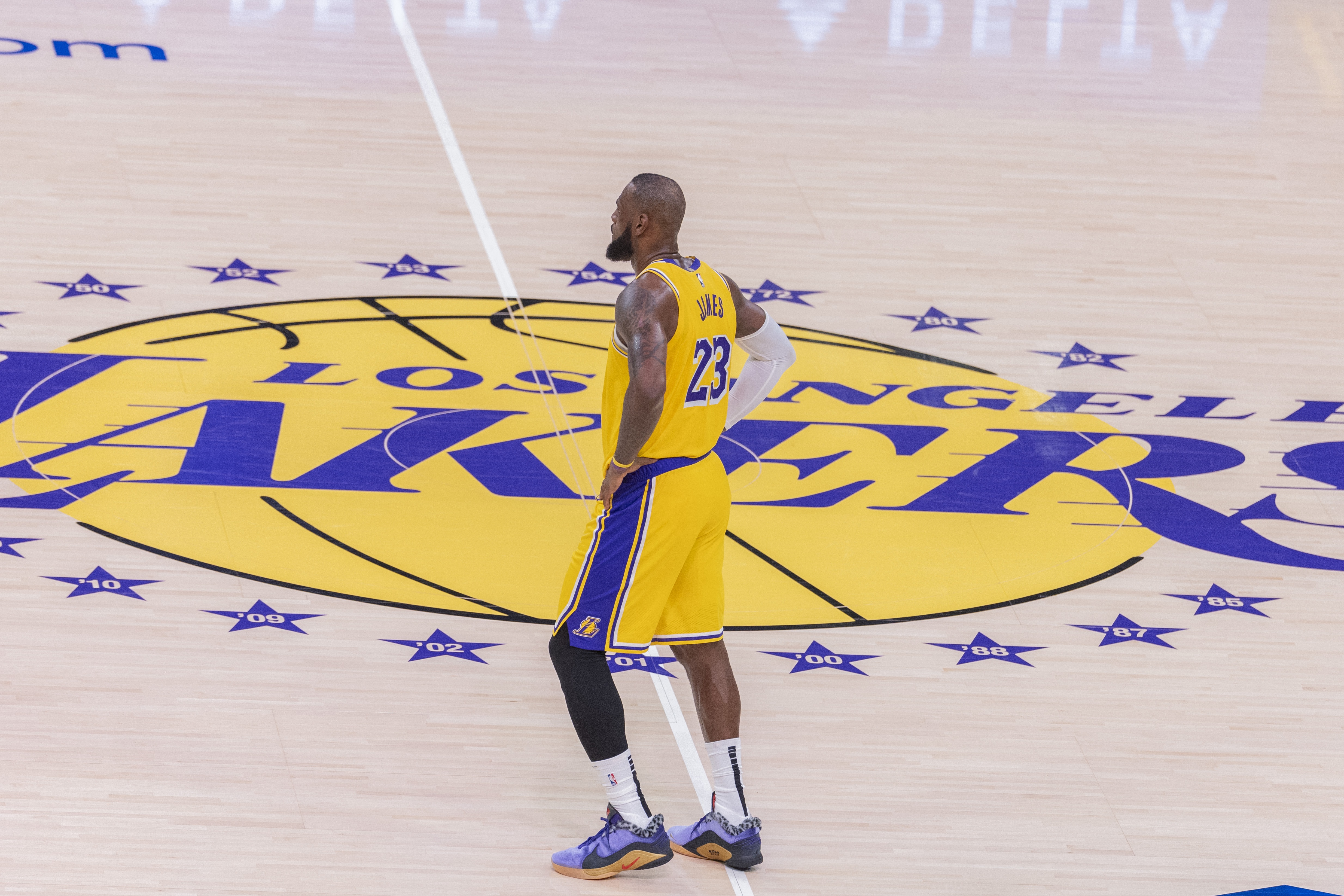 ESPN名记:詹姆斯离队与湖人出售无关 降薪三当家是侮辱 ESPN名记:詹姆斯离队与湖人出售无关 降薪三当家是侮辱