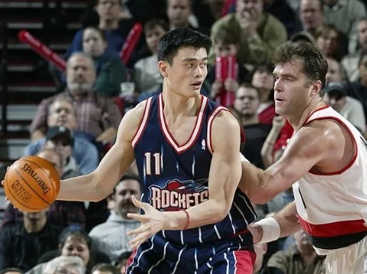 空间决定中锋价值：姚明低位背打，约基奇高位递手