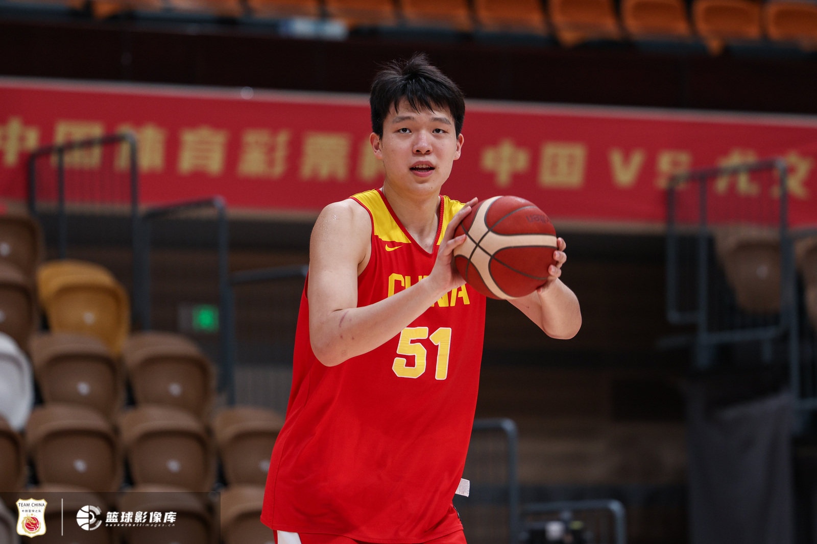 杨瀚森回国驰援男篮 17日场边备战新西兰