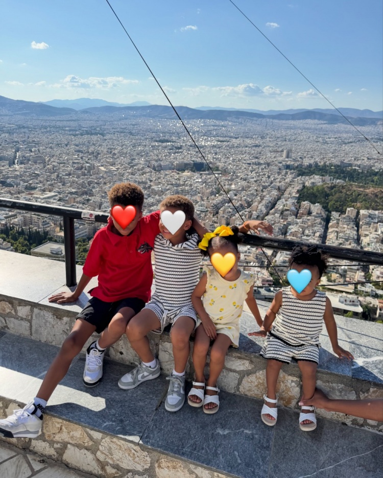 字母哥晒全家夏日出游照：属于我们一家人的夏天
