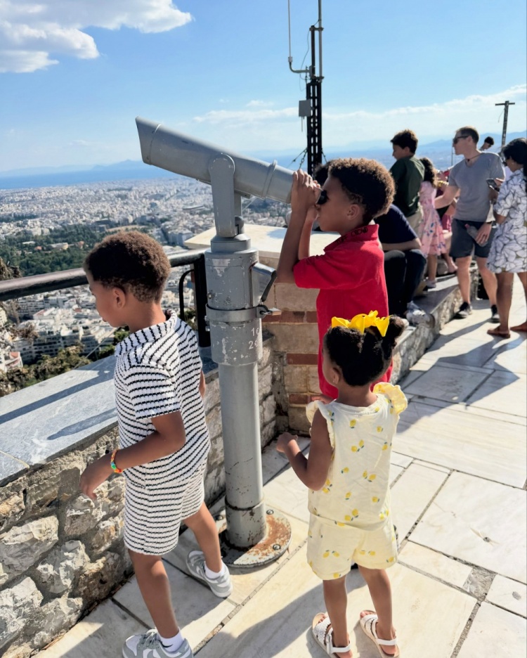 字母哥晒全家夏日出游照：属于我们一家人的夏天