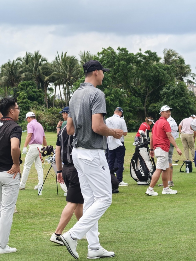 好久不见！易建联现身观澜湖高尔夫比赛 面带笑容心情不错